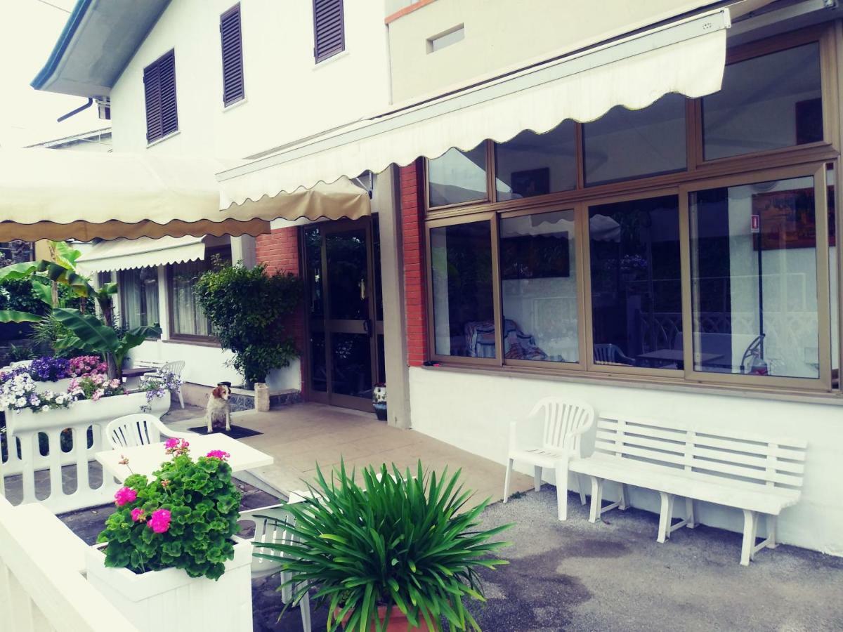 Hotel Villa Claudio Marina di Massa Exterior photo