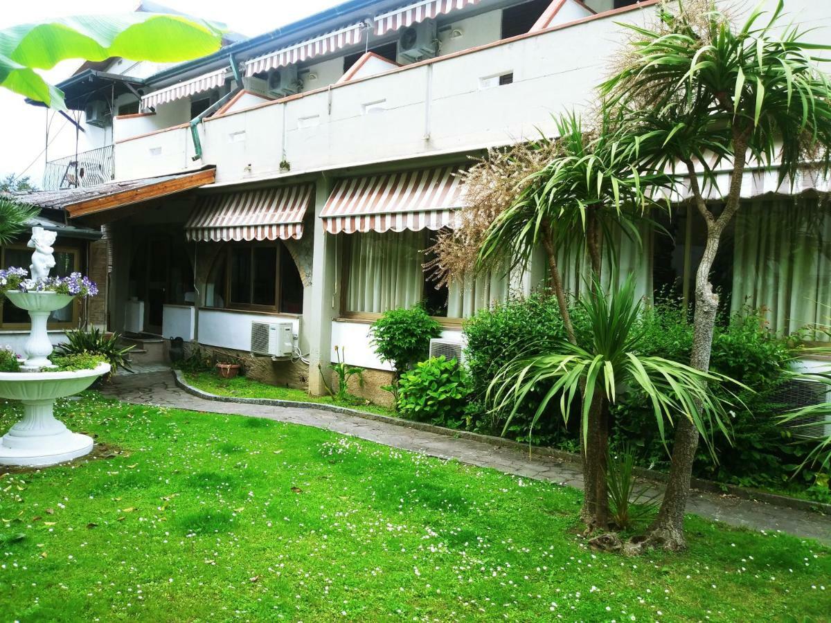 Hotel Villa Claudio Marina di Massa Exterior photo