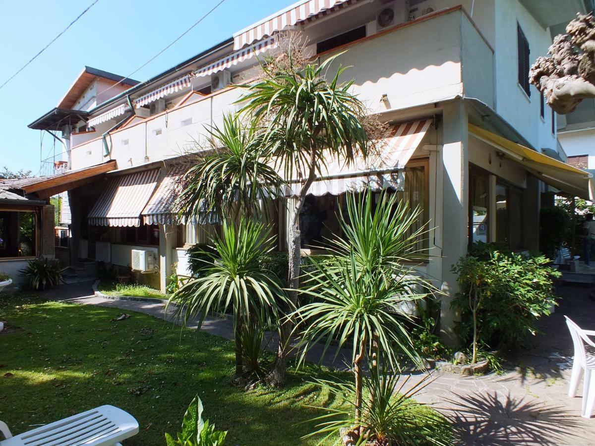 Hotel Villa Claudio Marina di Massa Exterior photo